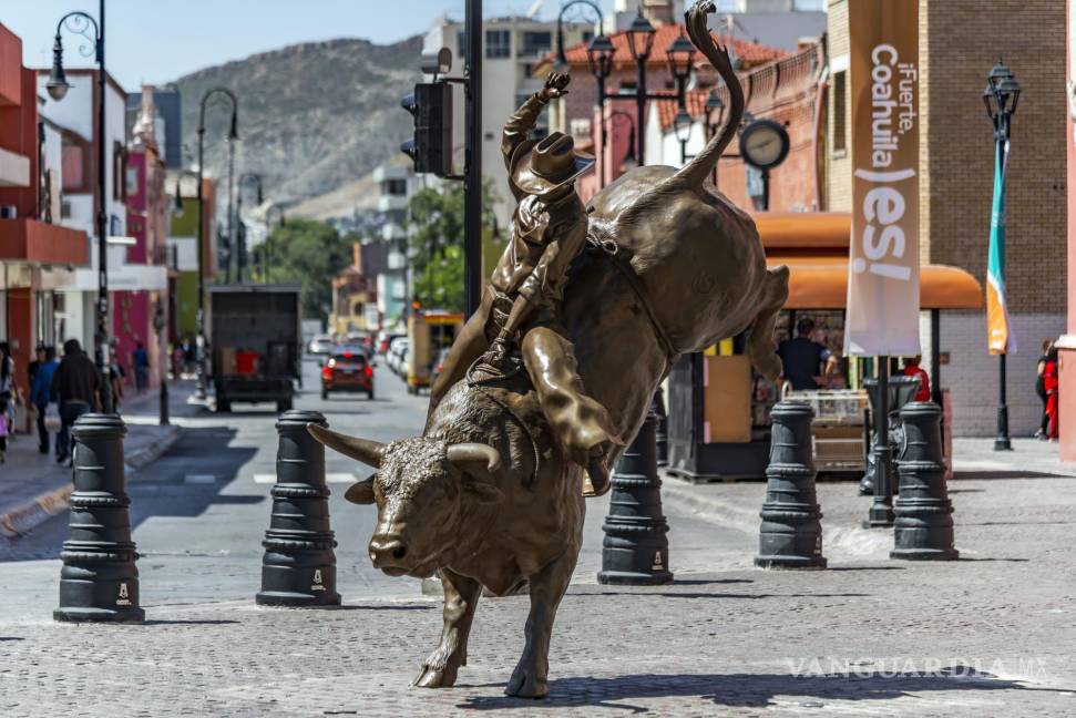 $!Estatua de Jinete montando un toro, que adorna Paseo Capital, en la calle de Victoria, una obra de Alejandro Fuentes Gil y Alejandro Fuentes Quezada