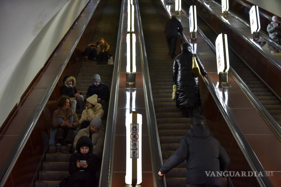 $!Personas se refugian en una estación de metro tras una alerta de ataque aéreo en Kiev.
