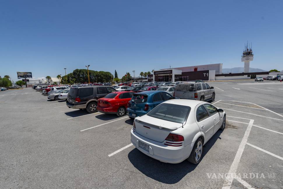 $!Los colocados en el estacionamiento de la terminal aérea, deberán ser reubicados.