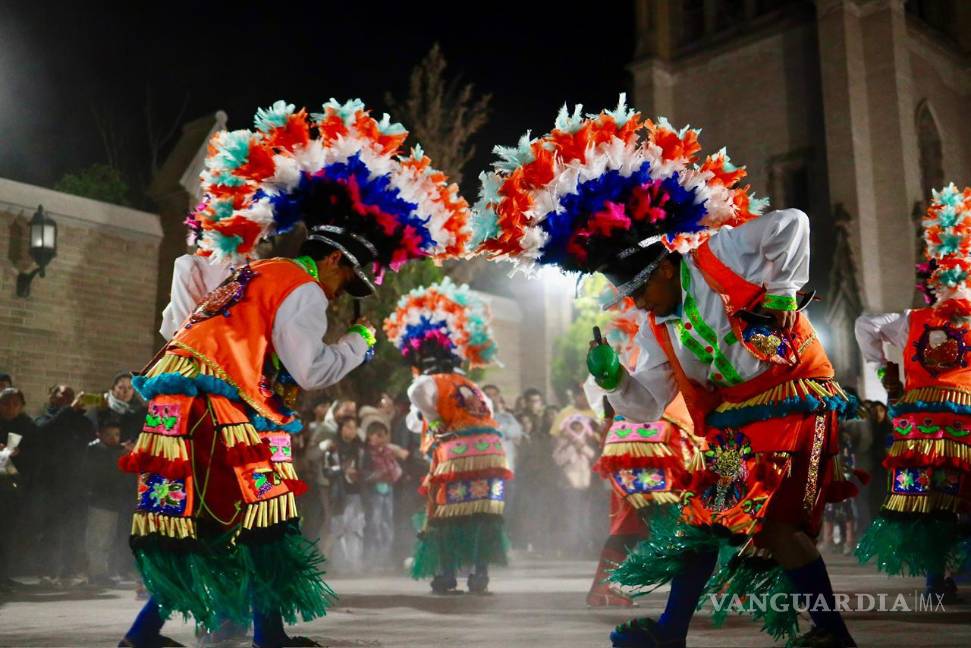 $!Danzantes realizaron sus ofrendas tradicionales frente a la imagen de la Virgen Morena.