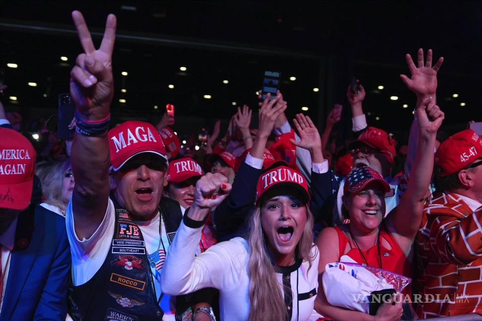 $!Partidarios de Donald Trump observan los resultados en el Centro de Convenciones de Palm Beach, Florida.