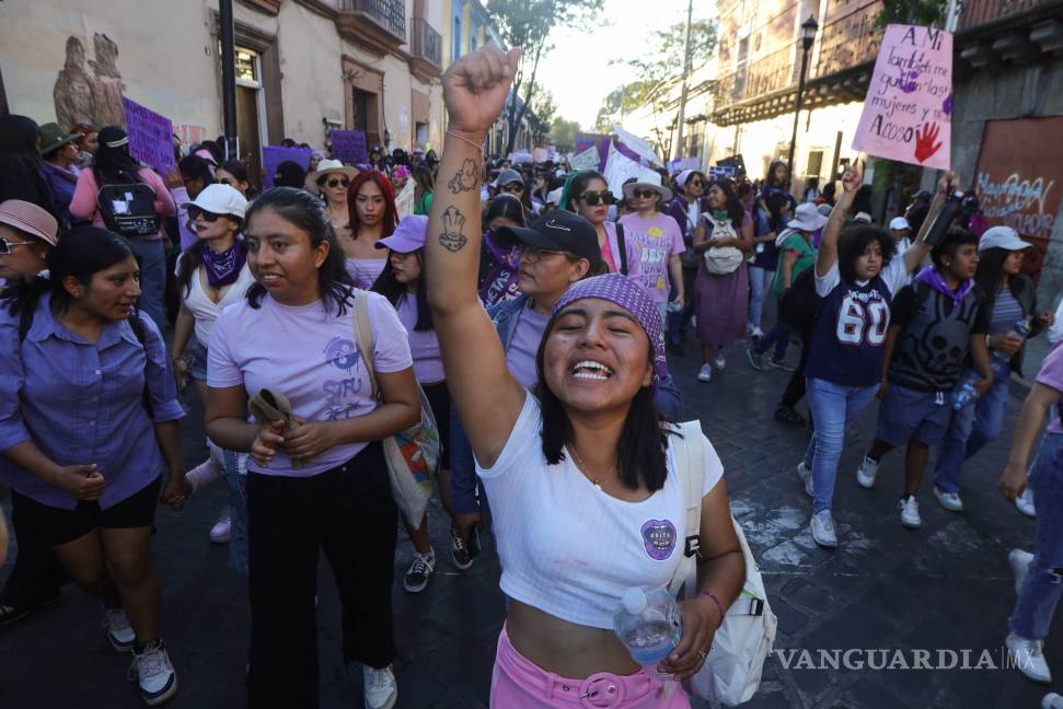 $!OAXACA JUÁREZ, 08 MARZ O2024.-Miles de mujeres oaxaqueñas marcharon en el marco del Día Internacional de la Mujer para exigir justicia por las víctimas de violencia feminicida y cese a las agresiones contra las mujeres. En Oaxaca se han reportado 128 feminicidios durante el sexenio del morenista Salomón Jara, de las cuales 19 se han cometido en 2024. FOTO: CAROLINA JIMÉNEZ/CUARTOSCURO.COM