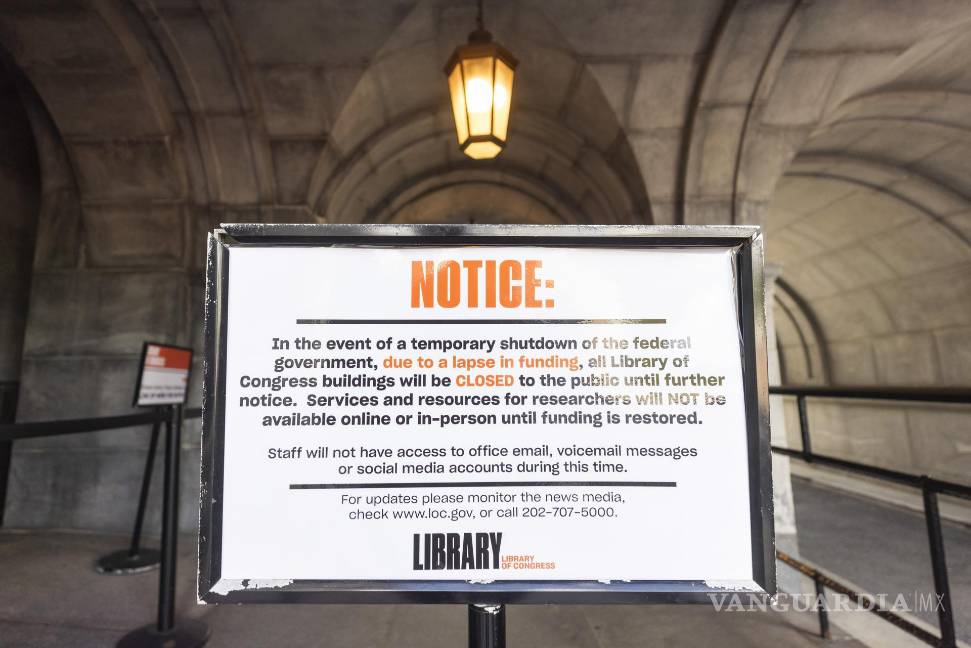 $!Un cartel a la entrada de la Corte Suprema para alertar a los visitantes de que está cerrada debido al cierre del gobierno en Washington.