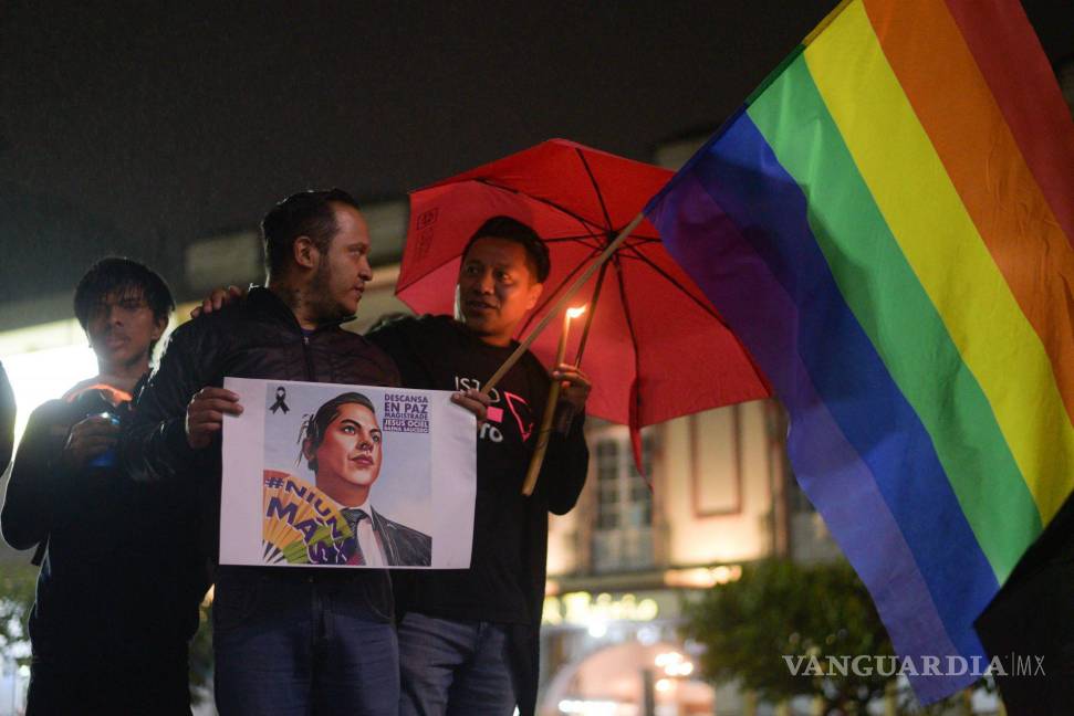 $!Comunidad LGBTQ de Xalapa realizó una concentración pacífica en la plaza Lerdo para exigir justicia por la muerte de Jesús Ociel Baena y su pareja.