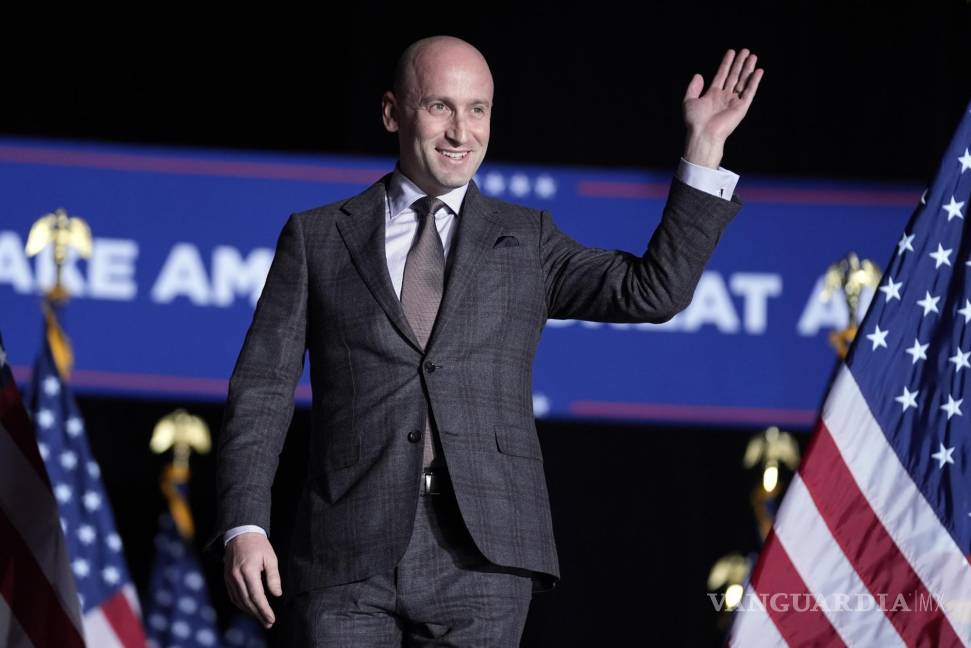 $!Stephen Miller en un mitin de campaña de Donald Trump en Detroit.