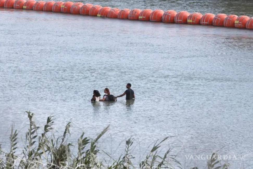 $!El Gobierno de Texas instaló una nueva línea de boyas parae disuadir del cruce de migrantes indocumentados de México a EU entre Piedras Negras y Eagle Pass.