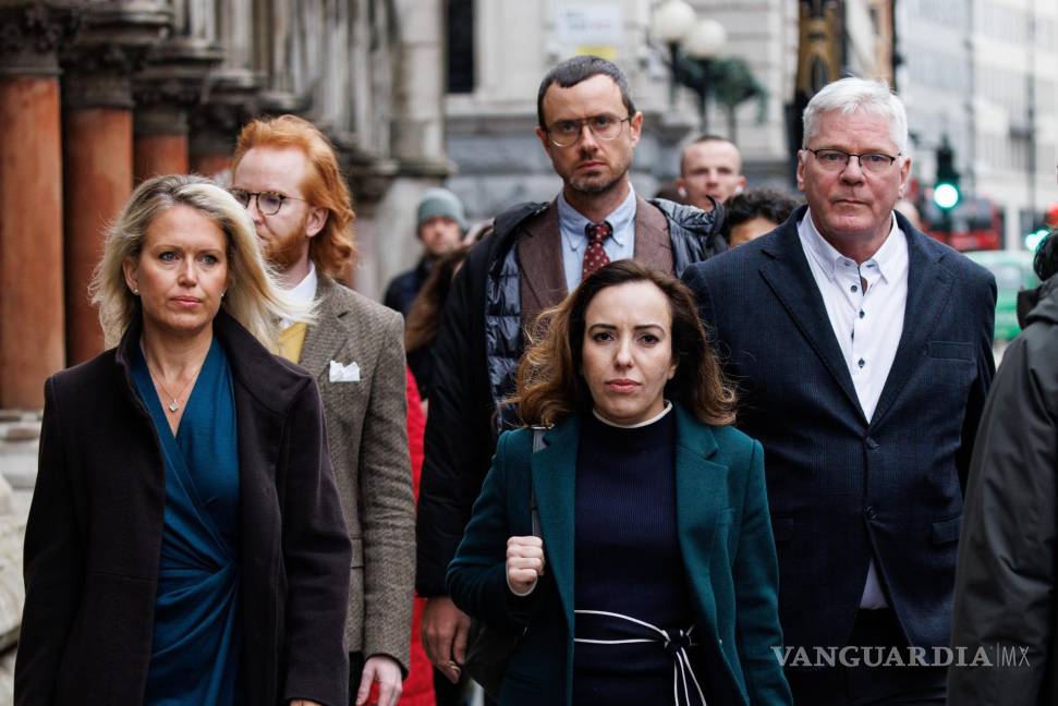 $!Stella Assange (c), esposa de Julian Assange, llega a los Tribunales con el equipo legal de Assange para una audiencia de apelación de extradición en Londres.