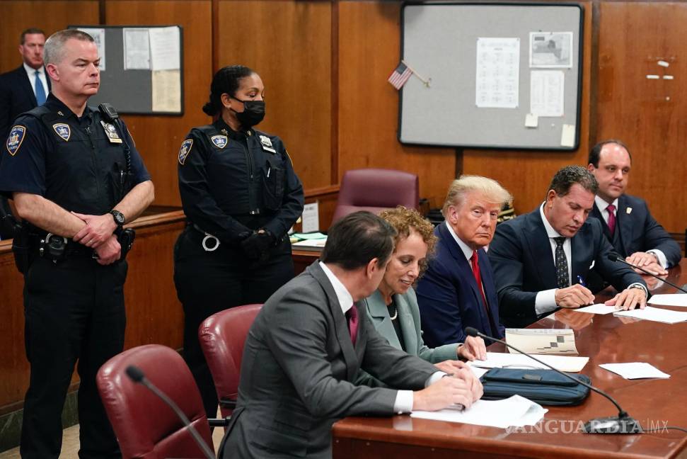 $!El expresidente Donald Trump comparece ante el tribunal para su lectura de cargos en Nueva York.