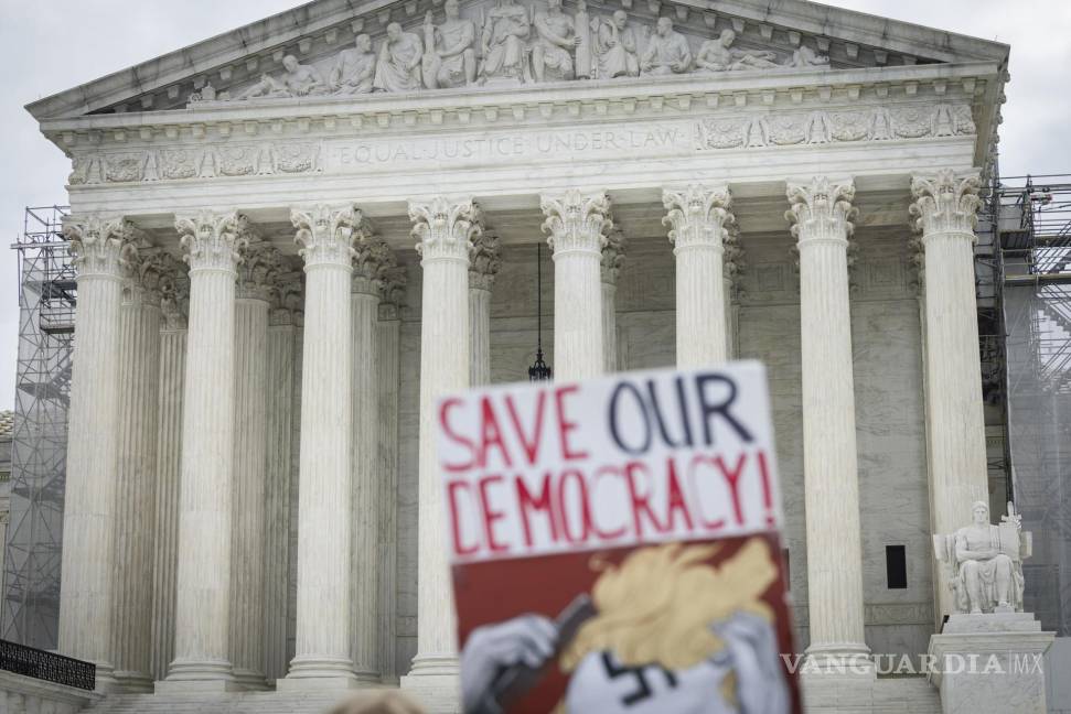 $!Un manifestante sostiene un cartel frente a la Corte Suprema, donde los jueces superiores dictaminaron que Trump aparezca en la boleta electoral de Colorado.