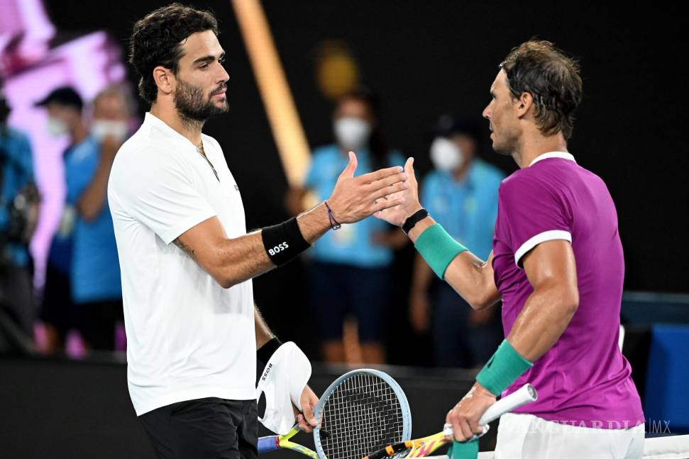 $!Rafael Nadal (d) se encuentra con Matteo Berrettini (i) en la red después de ganar su partido de semifinales masculino en Australia. EFE/EPA/Dave Hunt