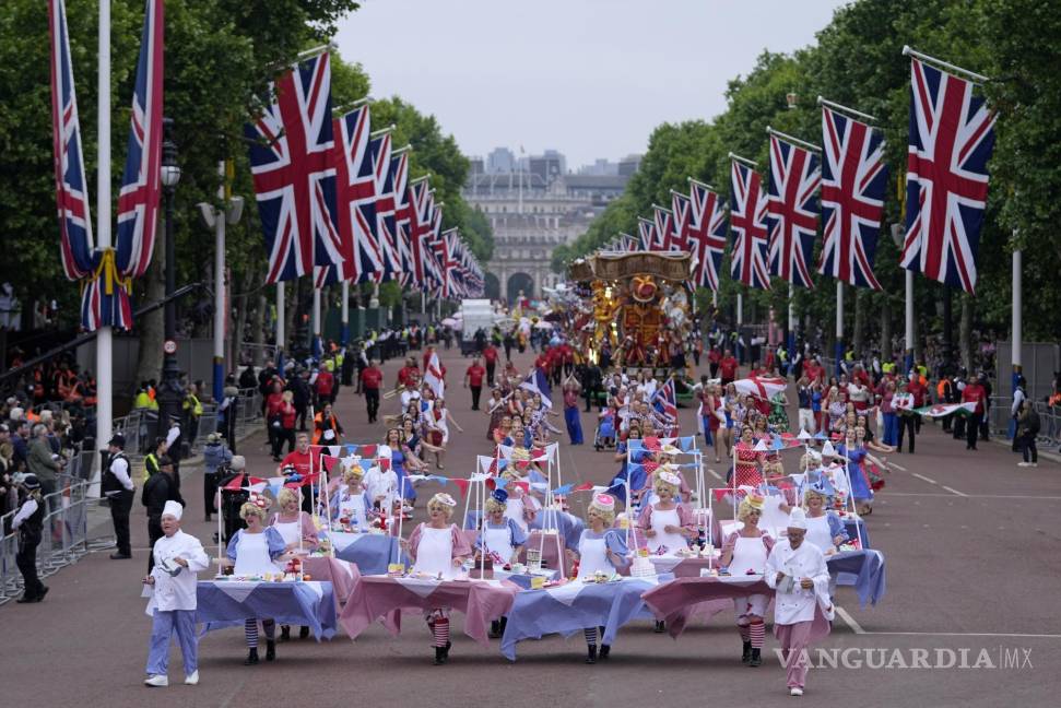 $!Personas desfilan durante las celebraciones del Jubileo de Platino afuera del Palacio de Buckingham en Londres, el domingo 5 de junio de 2022.