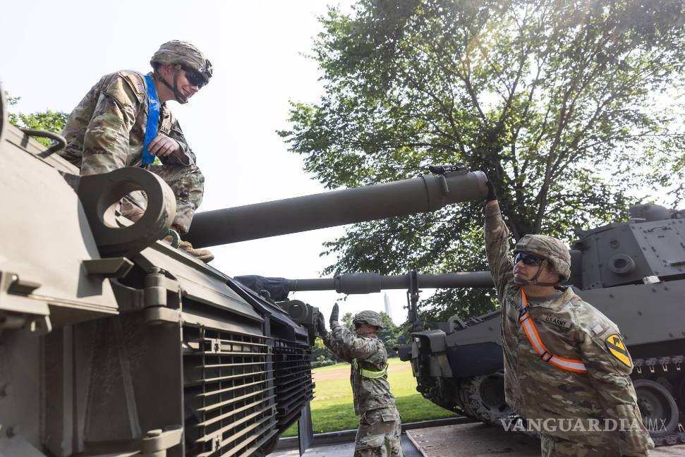 $!El centro de la capital se convirtió en algo más parecido a una base militar entre los carros de combate, algunos de los monumentos más emblemáticos de la Explanada Nacional.