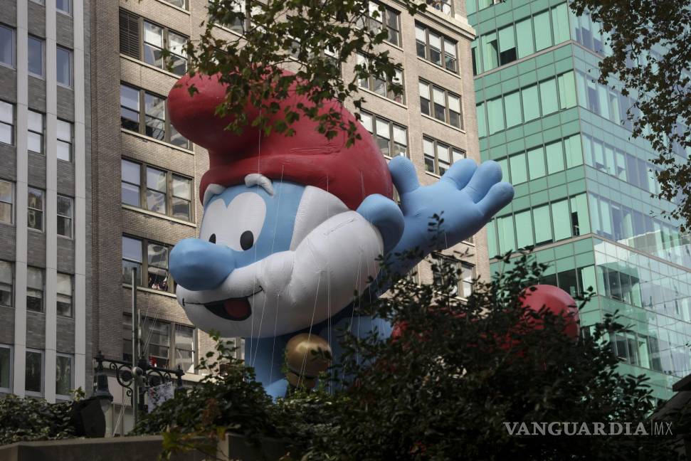 $!El globo Papa Smurf flota por Bryant Park a lo largo de la Sexta Avenida durante el Desfile del Día de Acción de Gracias de Macy’s en Nueva York. AP/Jeenah Moon