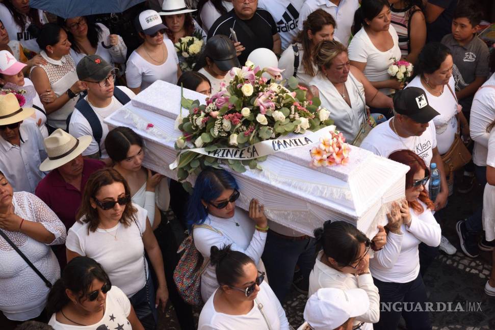 $!Familiares y pobladores de Taxco, Guerrero, se dieron cita para dar el último adiós a la “Princesa Camila”, menor de ocho años asesinada en días pasados en la localidad por dos presuntos secuestradores. El caso ocasionó que pobladores lincharan a los detenidos, lo que ocasionó el fallecimiento de una mujer debido a los golpes. FOTO: CUARTOSCURO