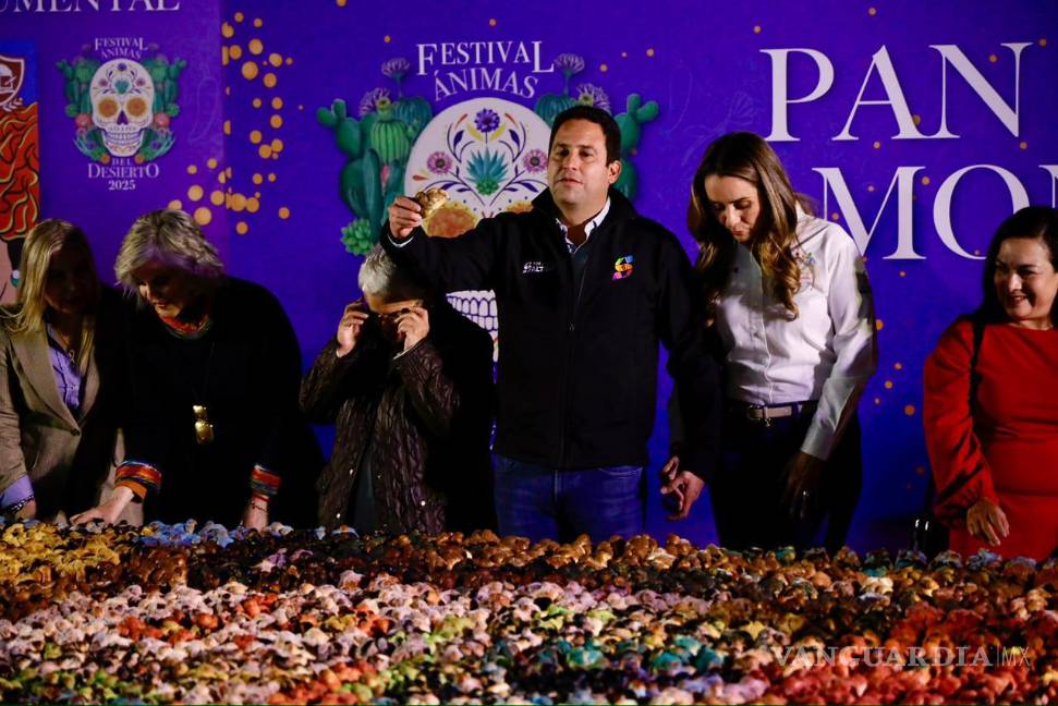 $!El alcalde Javier Díaz González y su esposa Luly López Naranjo encabezaron la convivencia del Pan de Muerto Monumental como parte del Festival Ánimas del Desierto 2025.