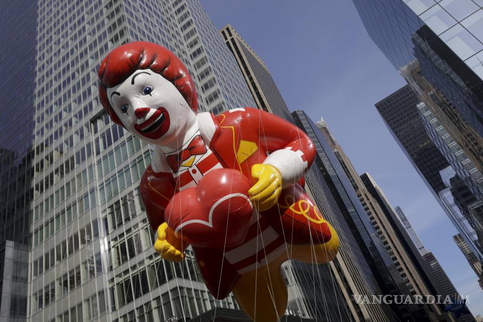 $!El globo de Ronald McDonald vuela sobre la Sexta Avenida durante el Desfile del Día de Acción de Gracias de Macy’s en Nueva York. AP/Jeenah Moon