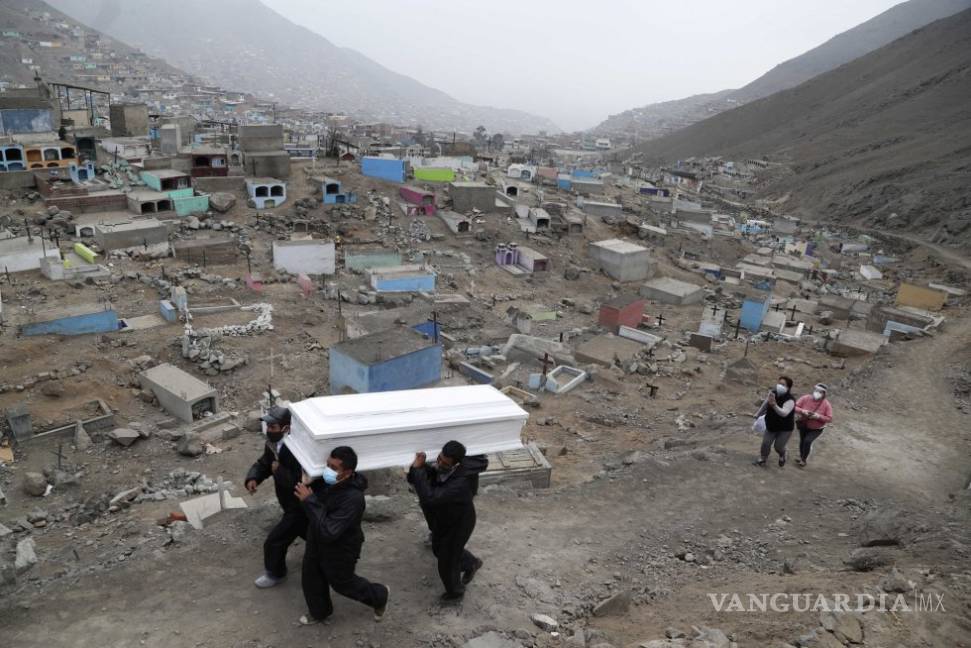 $!Gobierno de Perú sepultó a víctimas de COVID en fosa común, sin permiso de familias