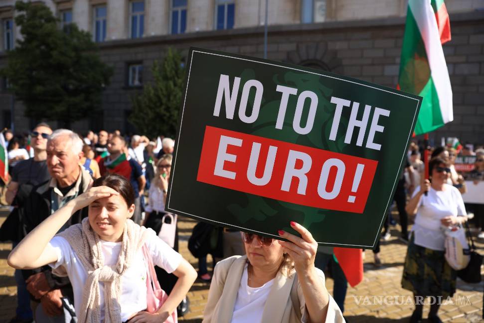 $!Personas protestan contra la adopción del euro frente al Banco Nacional en Sofía, Bulgaria.