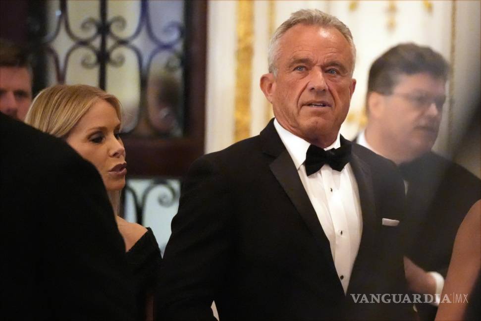 $!Robert F. Kennedy Jr. y su esposa Cheryl Hines llegan antes de que el presidente electo Donald Trump hable en la gala del America First Policy Institute.