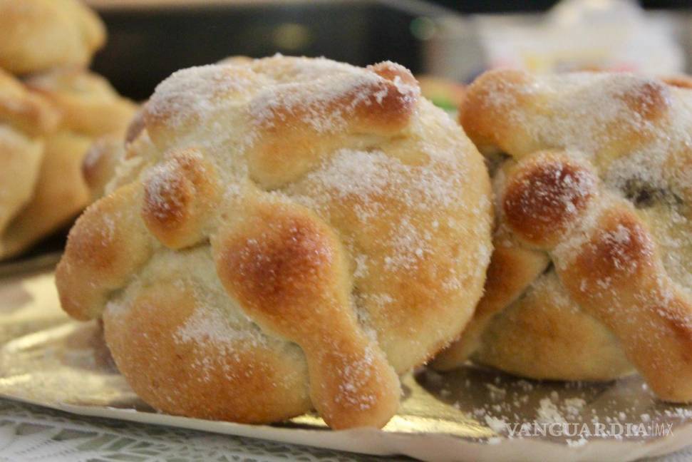 $!Con harina, tradición y convivencia, las familias torreonenses celebran el Día de Muertos en los Centros Comunitarios.