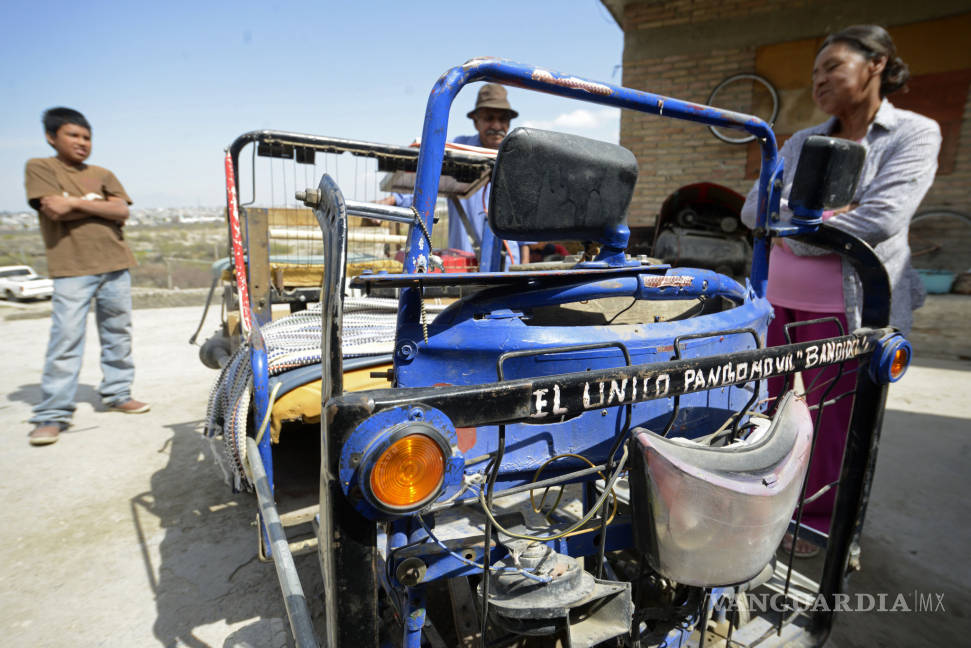 $!Don Pancho, el saltillense que inventó su propio auto con objetos desechables