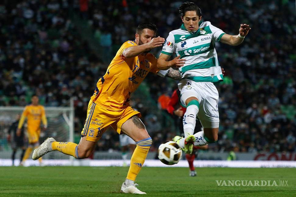 $!André-Pierre Gignac (i) de Tigres disputa el balón con Alan Cervantes (d) Santos, durante un juego de ida de los cuartos de final del Torneo Apertura 2021 de la Liga Mx