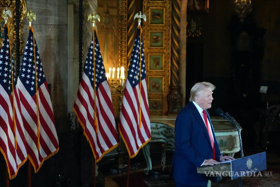 $!El candidato presidencial republicano, el expresidente Donald Trump, habla con periodistas en su propiedad de Mar-a-Lago en Palm Beach, Florida.