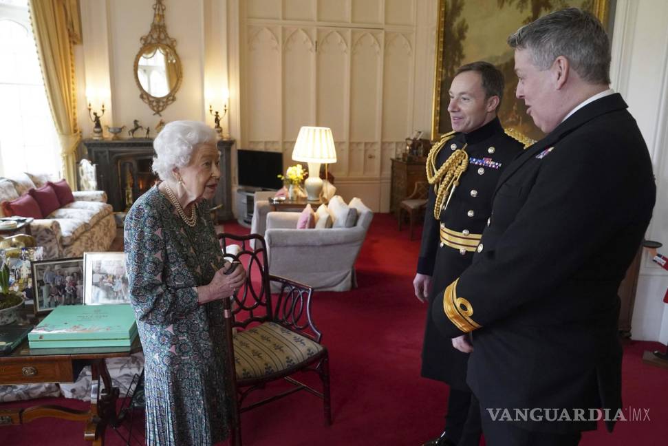 $!La reina Isabel II habla con el contralmirante James Macleod y el general de división Eldon Millar (d). AP/Steve Parsons