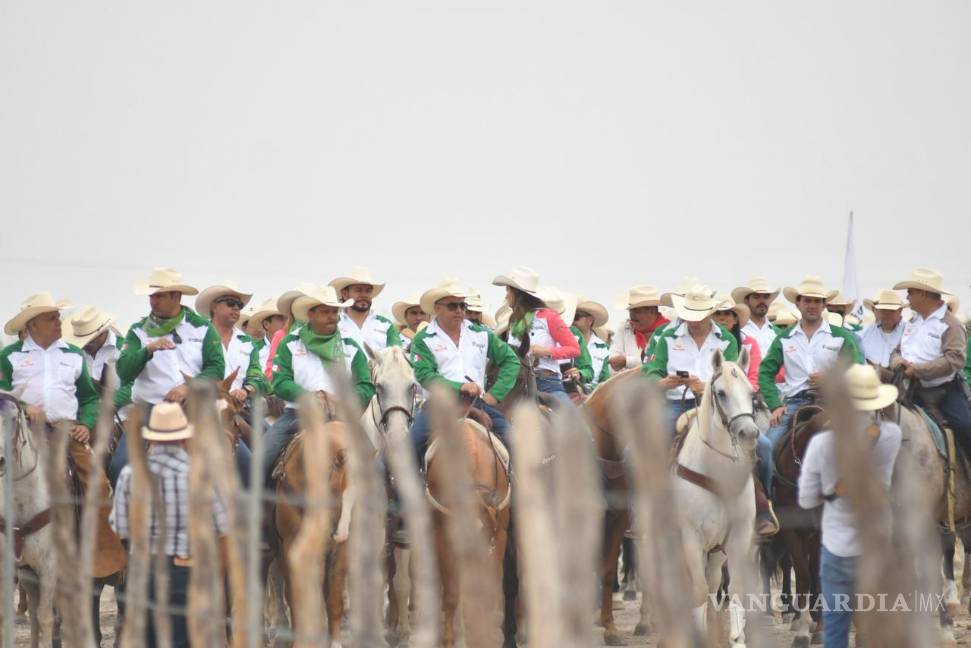$!Jinetes avanzan por las calles de Sabinas en un ambiente de fiesta y convivencia.