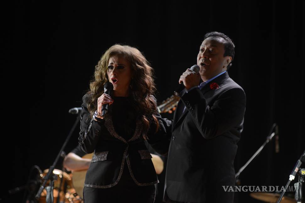 $!Carlos Cuevas y Manoella Torres, más románticos que nunca