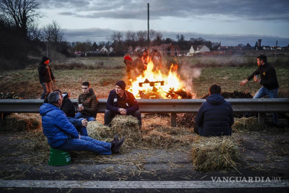 $!Trabajadores agrícolas acampan en la carretera A4, en Jossigny, cerca de París.