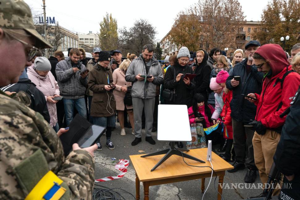 $!Ucranianos hacen fila para acceder a Internet desde una conexión Starlink en la plaza principal de Kherson, Urania.
