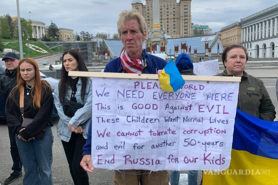 $!Ryan Wesley Routh sostiene una pancarta durante una manifestación en el centro de Kiev, Ucrania, el sábado 30 de abril de 2022.