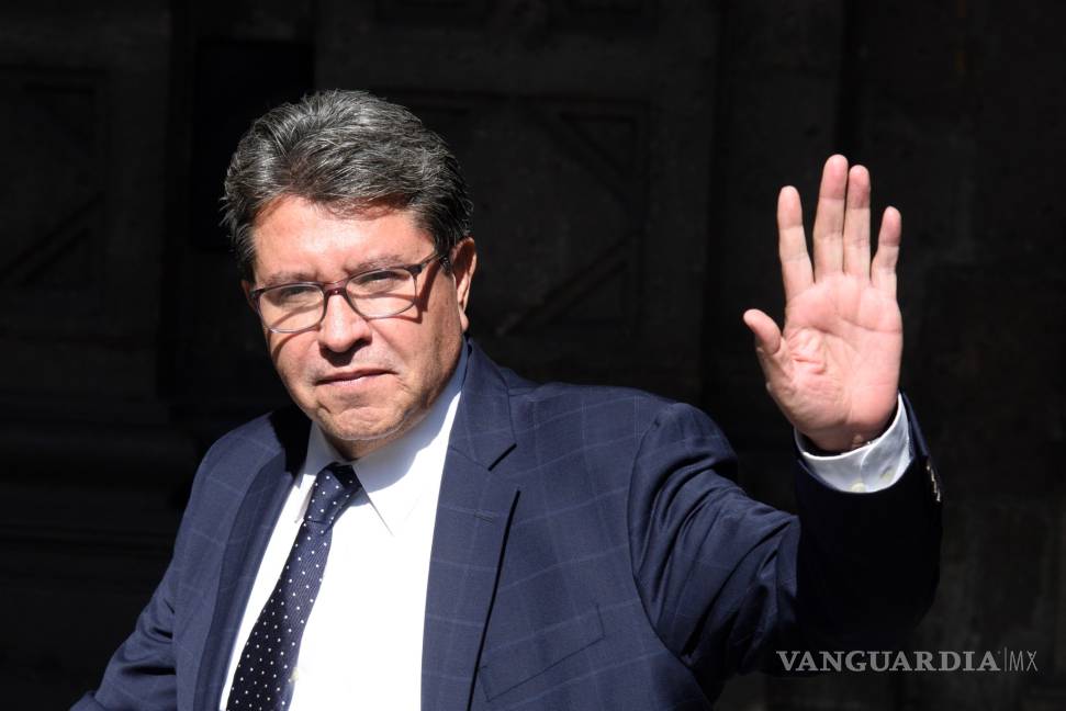 AMLO pide a Monreal no alterar la ley y evitar imponer "mayorías groseras"