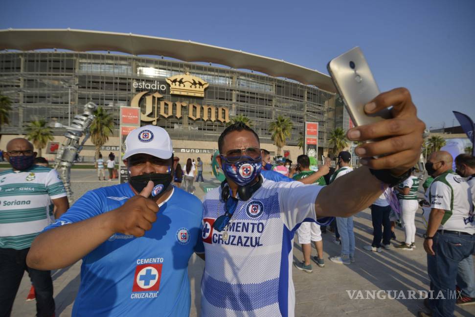 $!Así se vive el arranque de la Final Santos vs Cruz Azul en Torreón (FOTOS)