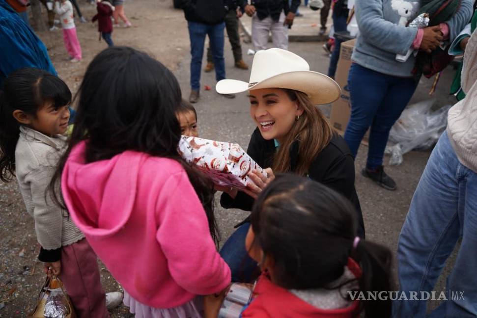 $!La celebración navideña en Agua Nueva incluyó piñatas, regalos, música y actividades recreativas, fortaleciendo la convivencia y el acompañamiento social del DIF Saltillo.