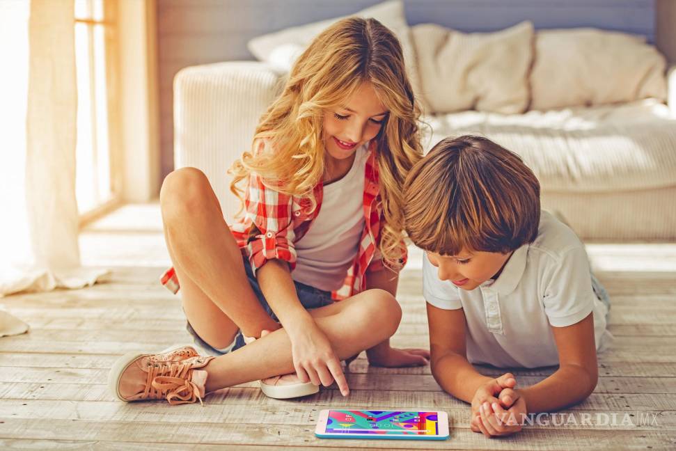 $!Niña y niño jugando con una ‘tablet’ LIGHTYEAR.