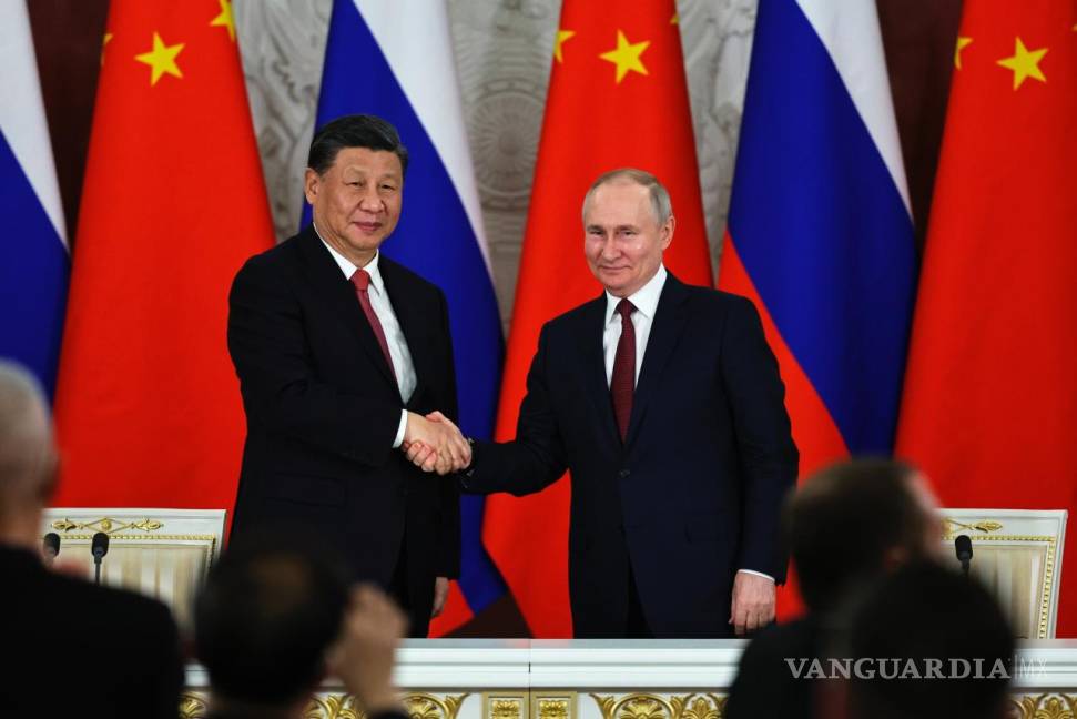 $!El presidente ruso, Vladimir Putin y el presidente chino, Xi Jinping, se dan la mano en el Gran Palacio del Kremlin, en Moscú, Rusia.