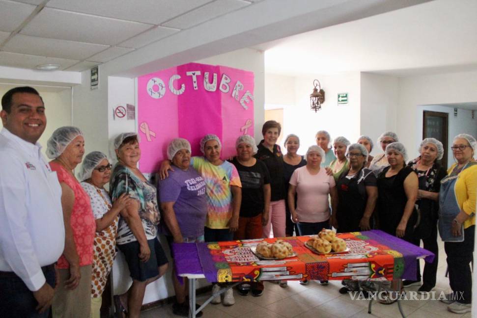 $!El DIF Torreón fomenta la unión y la creatividad a través de los talleres de pan de muerto.