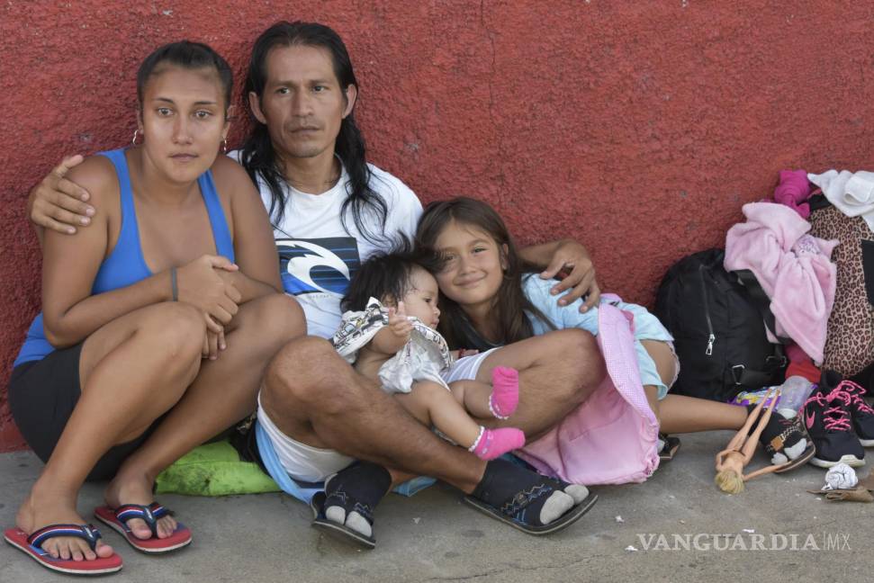 $!Rubén Rodríguez (c), Gabriela Caballero (i) y sus hijas Alejandra Abigail (d) y Vivian, de Honduras, descansan después de llegar a Huehuetan, México.
