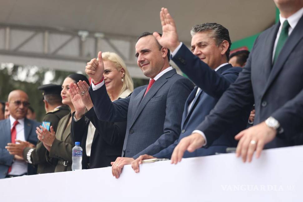 $!Autoridades observan el desarrollo del desfile desde el balcón de la presidencia municipal.