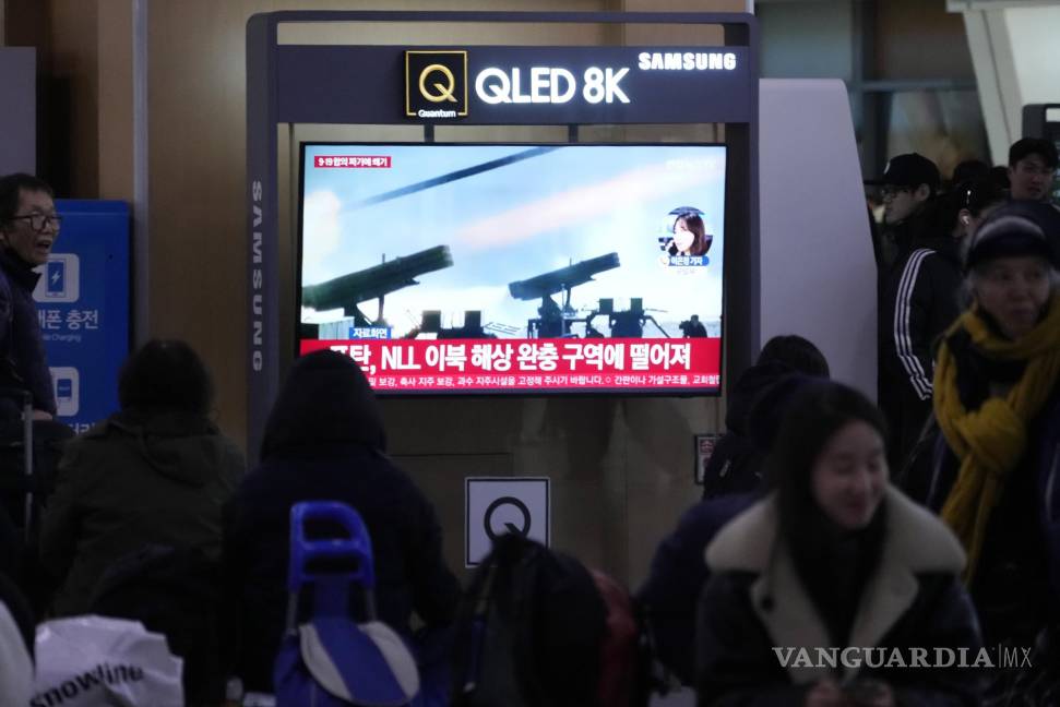 $!En una estación de trenes, ciudadanos de Corea del Sur observan por TV la noticia de los ejercicios militares con fuego real.