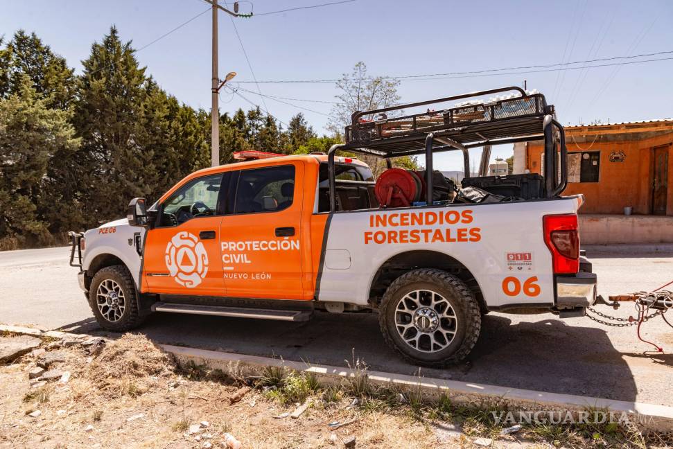 $!Elementos de PC de NL patrullan la zona afectada por el incendio para garantizar la seguridad del área y apoyar a las brigadas.