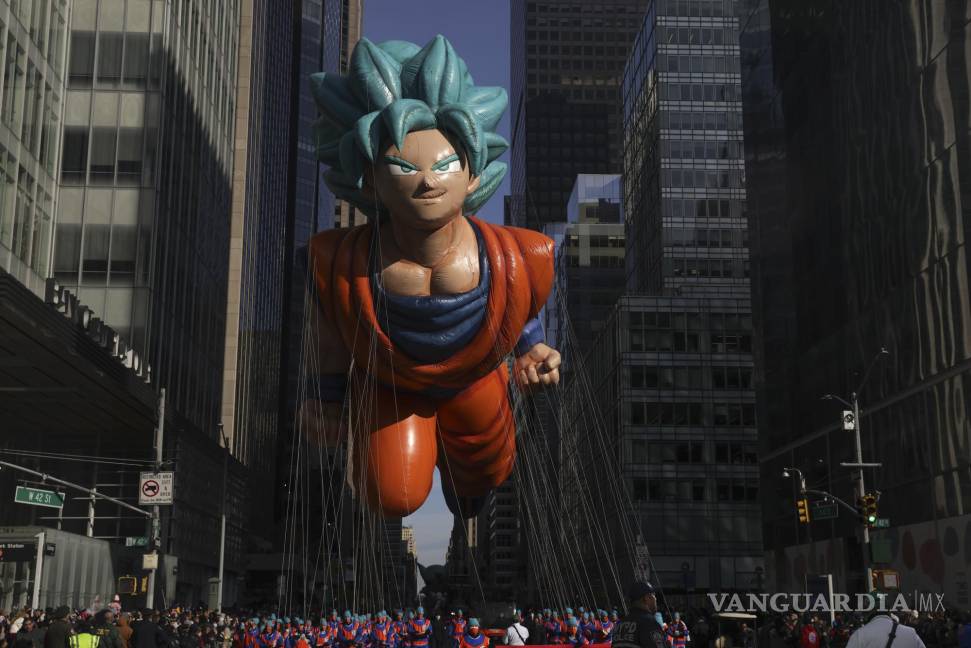 $!Los manipuladores de globos tiran de Goku por la Sexta Avenida durante el Desfile del Día de Acción de Gracias de Macy’s en Nueva York. AP/Jeenah Moon