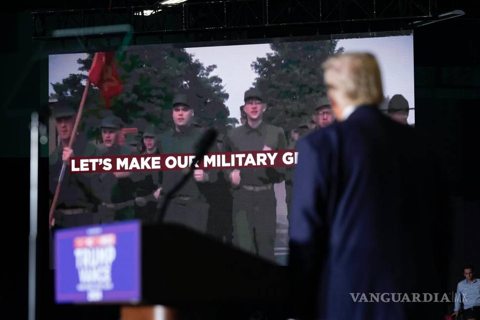 $!Donald Trump en un mitin de campaña en Greensboro, Carolina del Norte observa una esecena de la película “Full Metal Jacket”.