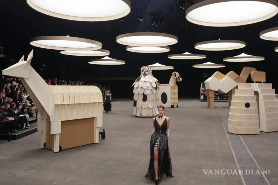 Roban las miradas obras monumentales de arte en la Semana de la Moda de París