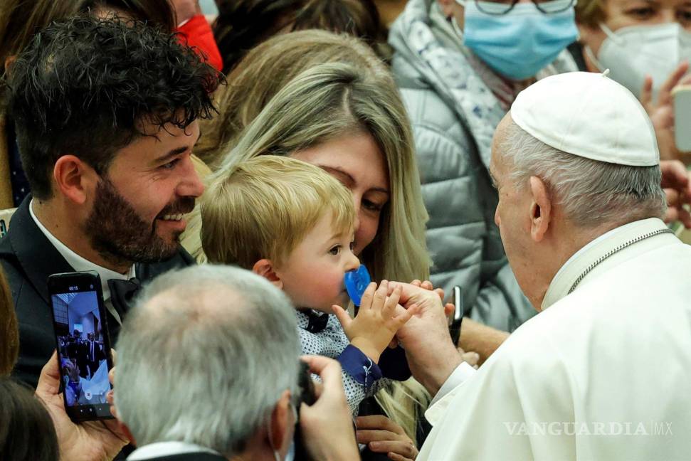 $!El Papa Francisco da la paz a un bebé durante la audiencia semanal en la Ciudad del Vaticano. EFE/EPA/Giuseppe Lami