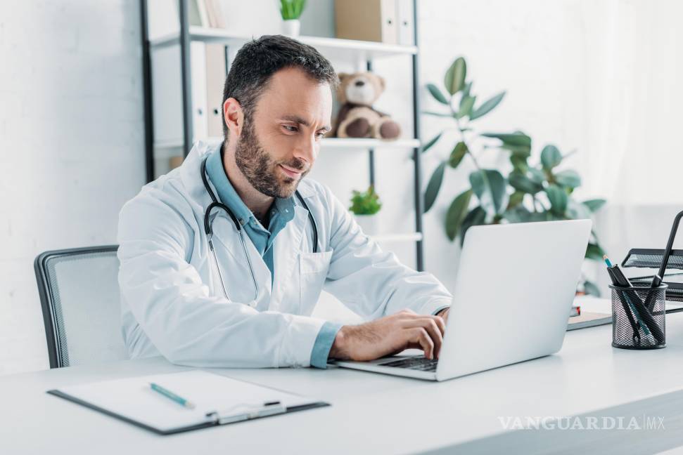 $!Médico durante una videoconferencia con su paciente.