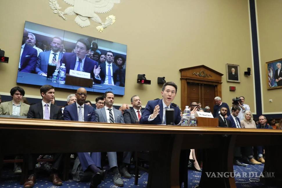$!El CEO de TikTok, Shou Zi Chew testifica ante el comité de Energía y Comercio de la Cámara Baja de Estados Unidos en Washington.