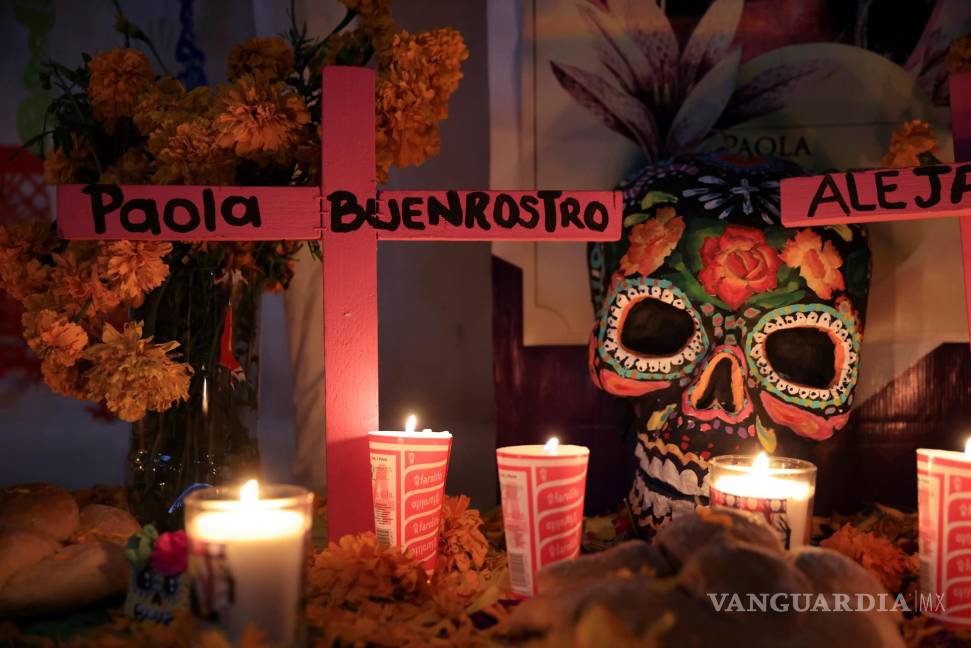 $!Integrantes de la comunidad LGBT realizan una ofrenda por el Día de Muertos en Ciudad de México. Mujeres trans de Ciudad de México recordaron a sus compañeras fallecidas o asesinadas en el Día de Muertos con una ofrenda. EFE/Carlos Ramírez